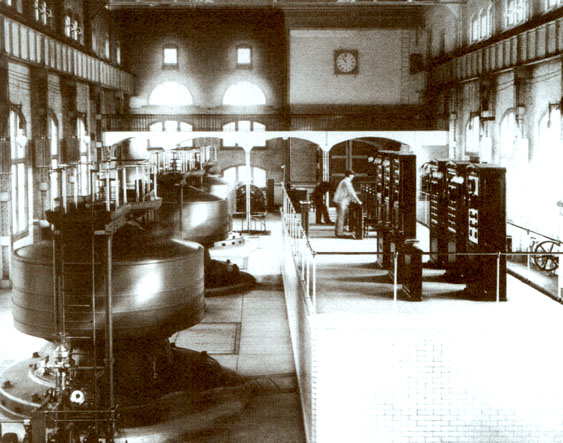 Tres generadores en la primera planta hidroelctrica de corriente alterna. Cataratas del Nigara, noviembre de 1896. (Archivos de Tesla Society)